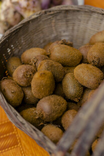 满满一盆新鲜猕猴桃