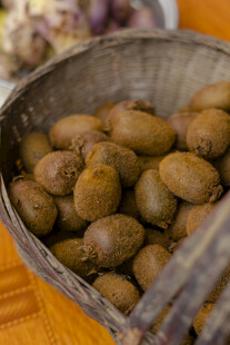 木篮中的新鲜猕猴桃