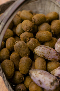 竹篮中的新鲜猕猴桃