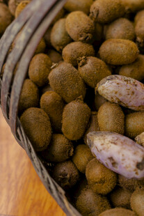 竹篮里的新鲜猕猴桃