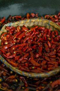 竹筐中的红辣椒