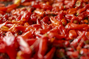 鲜红饱满的干辣椒粒