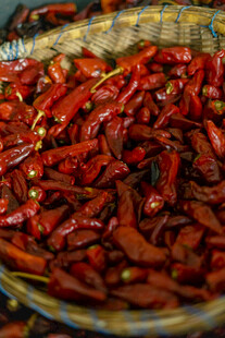 竹篮中的红辣椒