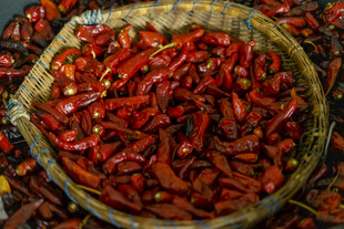 竹篮里的红辣椒