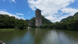 湖畔孤峰自然秀丽风光