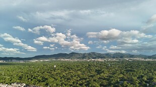 青山绿野间的蓝天白云