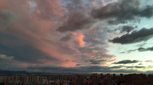 绚丽晚霞下的城市天际线