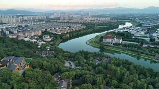 城市河畔风光鸟瞰图