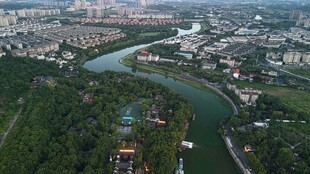 城市河畔风光鸟瞰图