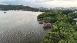 湖畔绿意盎然的秀丽风光