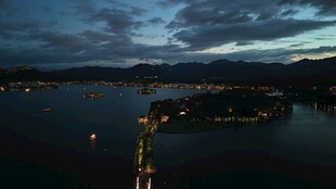 夜幕下的城市滨水景观