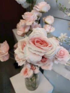 粉色玫瑰插花艺术展示