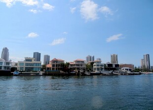 海滨城市美丽天际线