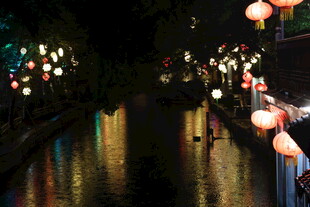 夜间河畔彩灯映照的美景