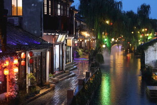 夜晚的江南水乡