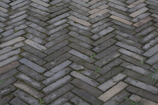 青砖铺就的人字形地面