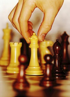 手挪棋子于棋盘之上