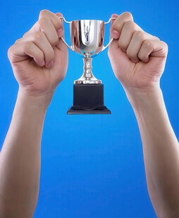 双手高举奖杯