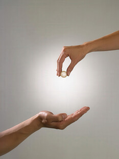 双手传递财富之光