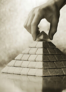 手搭金字塔模型