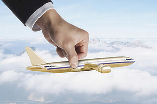 手托飞机于云端