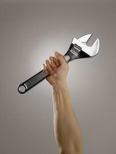 手握扳手 维修场景