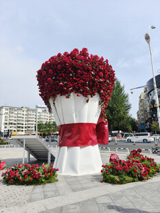 巨型玫瑰雕塑装点城市空间