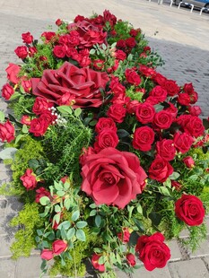 艳丽红玫瑰花艺装饰