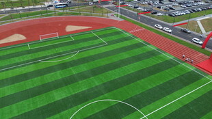 绿茵足球场鸟瞰图