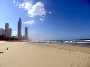 蓝天沙滩旁的城市天际线
