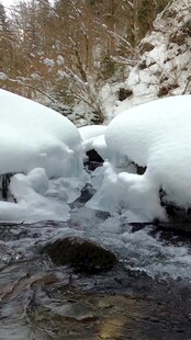 冬日溪流覆雪景象