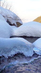 冬日覆雪岩石景观