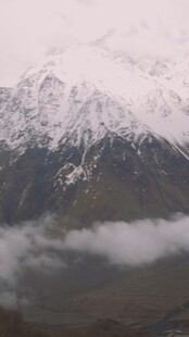 雪山云海壮丽景观