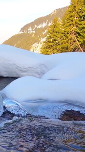 山间融雪溪流景观