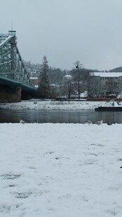 冬日雪景中的桥梁与建筑