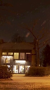 夜晚灯火通明的温馨建筑