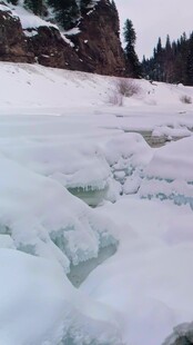 冬日冰封河岸雪景