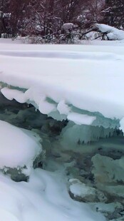 冬日冰雪覆盖下的清澈流水