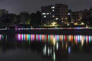 城市河畔夜景灯光倒影