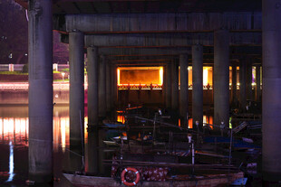 夜晚庙宇内灯火映照景象