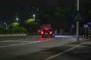 夜晚街道上行驶的车辆