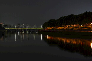 夜晚河畔桥梁灯光倒影