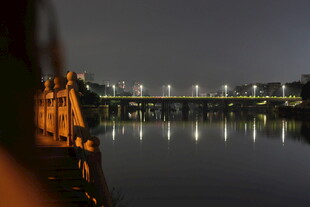 夜晚河畔桥景