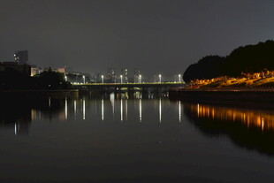 夜晚河畔桥梁美丽倒影
