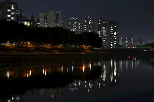 城市夜景河畔倒影