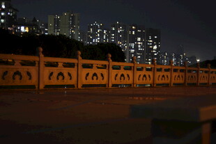 夜晚城市中的护栏景观