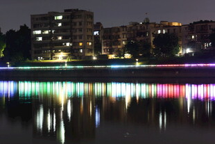 城市夜景湖面彩色灯光倒影