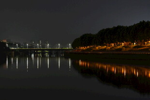 夜晚江畔桥梁灯光倒影
