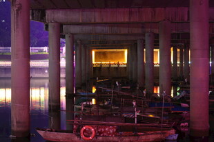 夜晚河畔船只与建筑景观