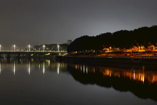 夜晚河畔桥景的静谧倒影